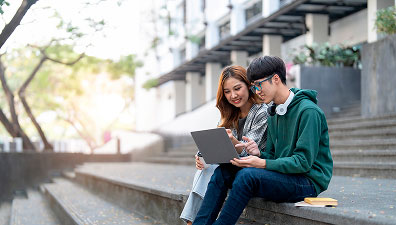 Estudiant utilitzant el seu portàtil per completar la matrícula universitària