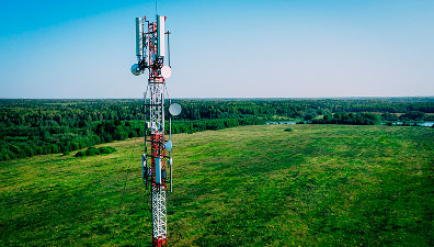 Persona consultant serveis de telecomunicacions des del seu smartphone
